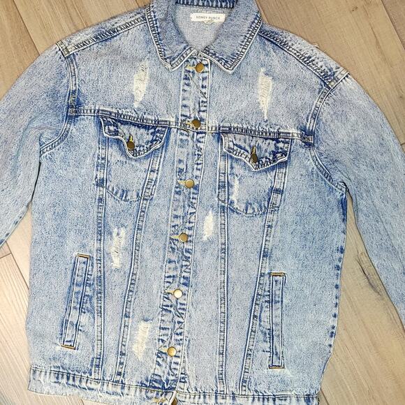 Honey Punch Fearless Patch Distressed Acid Wash Denim Jacket Women Sz S - Picture 8 of 10